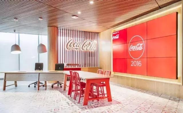 既有感官愉悅，又能體現(xiàn)品牌價值，我就服可口可樂的辦公