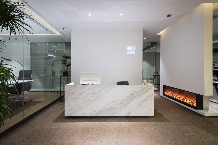 ‘少’不是空白而是精簡，‘多’不是擁擠而是＊＊。