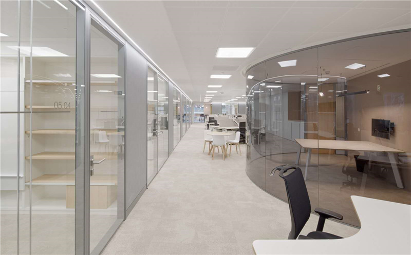 極簡風(fēng)格辦公室設(shè)計(jì)，把純凈體現(xiàn)到較高程度！